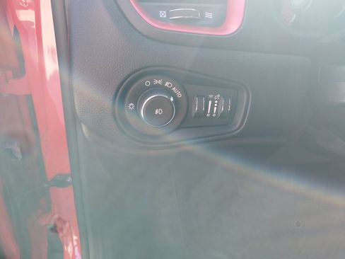 Used 2020 Jeep Renegade Trailhawk w/ Premium Leather Group AWD/4WD image 17