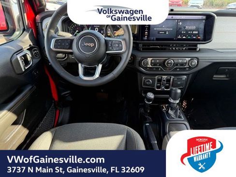 Used 2025 Jeep Wrangler Sahara image 15