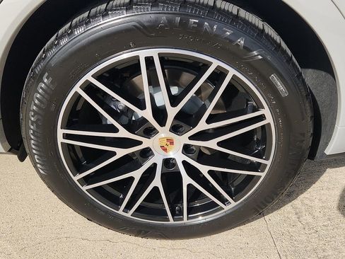 Certified 2025 Porsche Cayenne E-Hybrid image 8