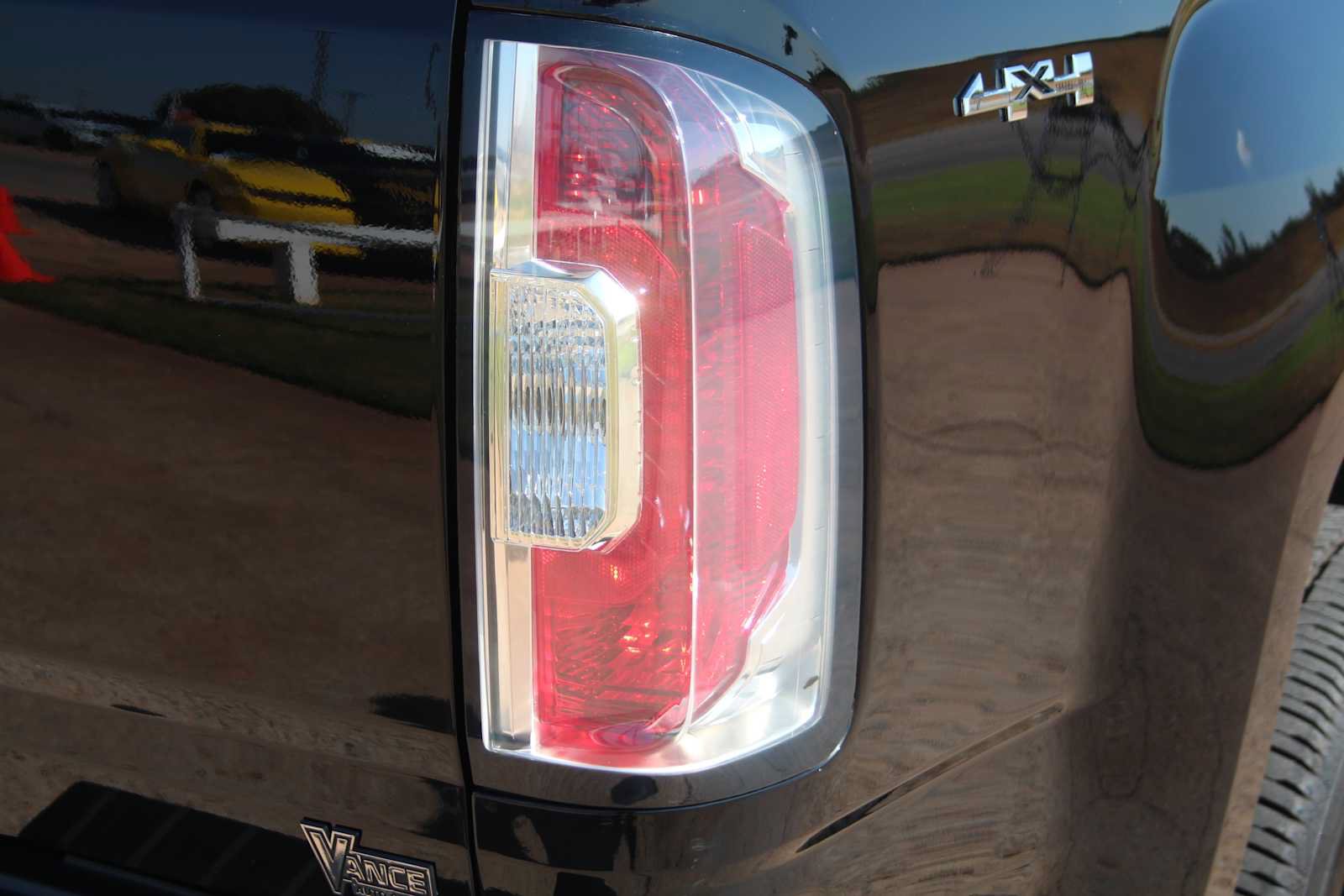 Used 2022 GMC Canyon Elevation w/ Elevation Premium Package AWD/4WD image 16