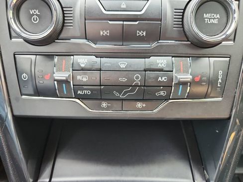 Used 2018 Ford Explorer XLT w/ Equipment Group 202A AWD/4WD image 17