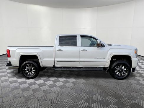 Used 2019 GMC Sierra 2500 Denali image 7