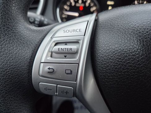 Used 2016 Nissan Rogue SV image 15