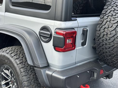 Used 2024 Jeep Wrangler Unlimited Rubicon w/ XTREMEE 35" Tire Package image 11