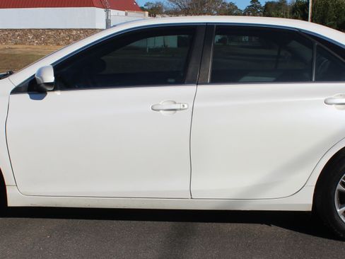 Used 2017 Toyota Camry SE w/ Moonroof Package image 2