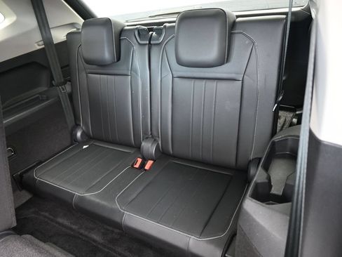 Used 2024 Volkswagen Tiguan SE FWD image 32