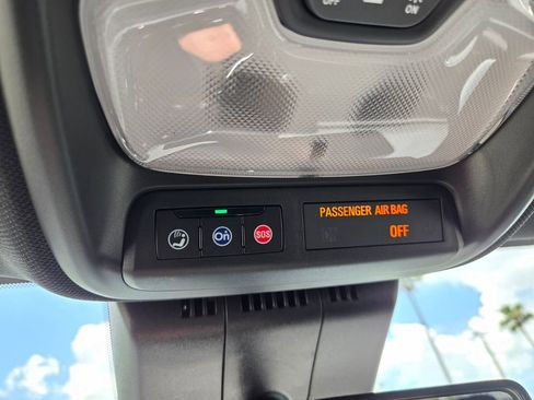 Used 2025 Chevrolet Colorado W/T RWD image 32
