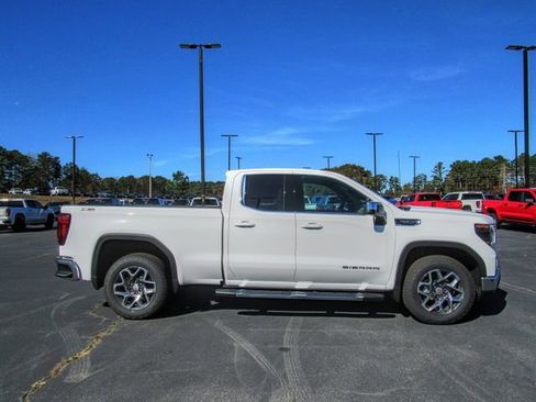 New 2026 GMC Sierra 1500 SLE image 3