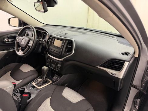 Used 2014 Jeep Cherokee Latitude FWD image 12