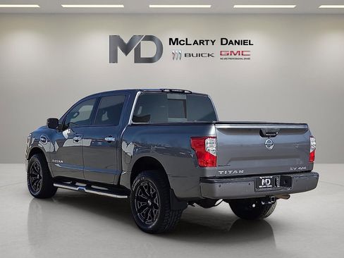 Used 2017 Nissan Titan SV image 4