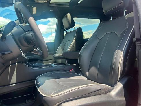 Used 2026 Chrysler Pacifica Limited FWD image 11
