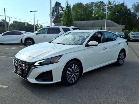 Used 2023 Nissan Altima 2.5 SV w/ SV Premium Package AWD/4WD image 3