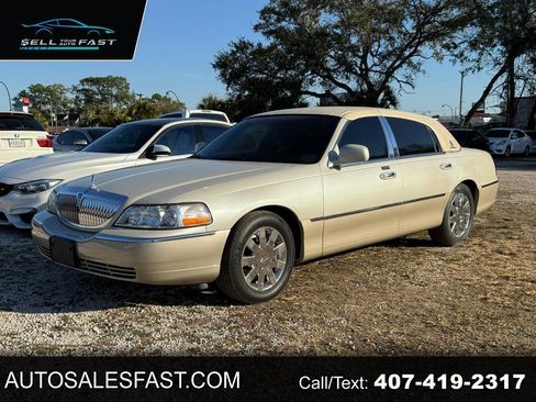 Used 2005 Lincoln Town Car Signature Limited image 1