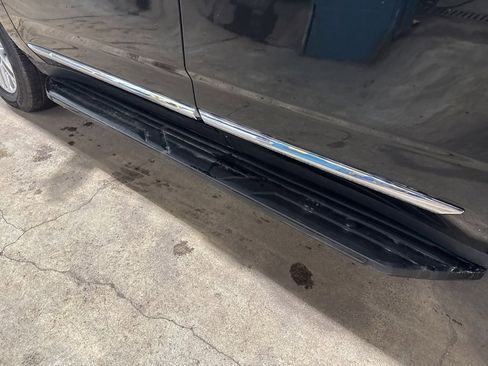 Used 2023 GMC Yukon SLT w/ SLT Luxury Package image 11