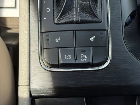 Used 2016 Kia Sedona LX w/ LX Convenience Package FWD image 35