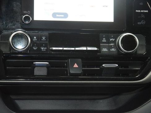 Used 2023 Toyota Highlander LE AWD/4WD image 31