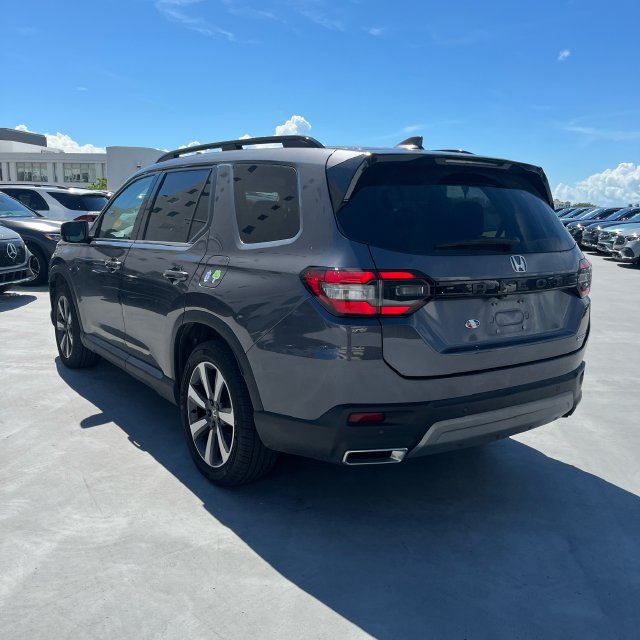 Used 2023 Honda Pilot Touring image 3