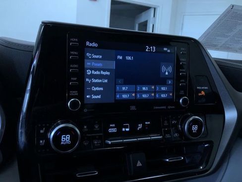 Certified 2021 Toyota Highlander Limited FWD image 29