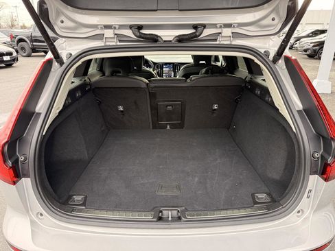 Used 2025 Volvo V60 B5 Cross Country Plus image 32