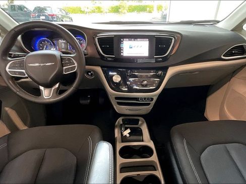 Used 2023 Chrysler Voyager LX FWD image 6