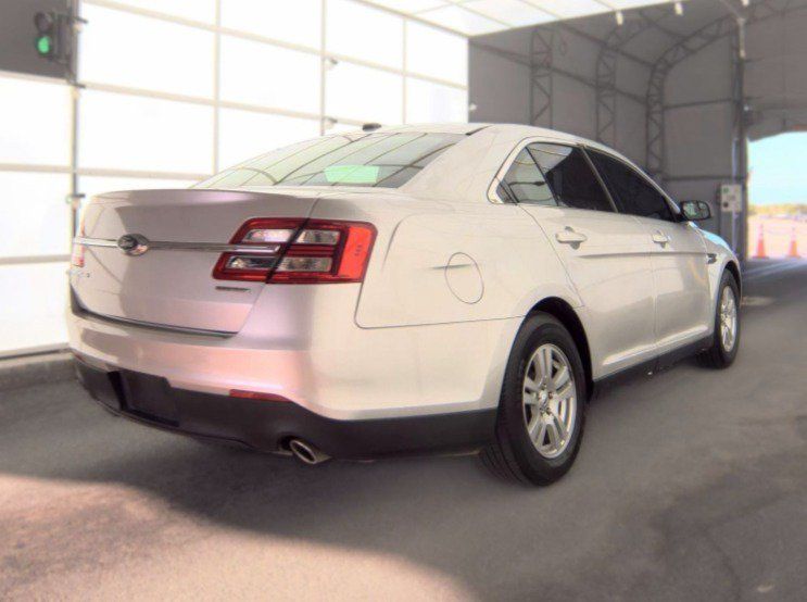 Used 2018 Ford Taurus SE FWD image 2