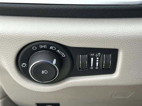 Used 2024 Chrysler Pacifica Touring-L image 24