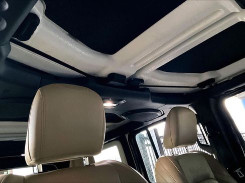 Used 2018 Jeep Wrangler Unlimited Sahara image 13