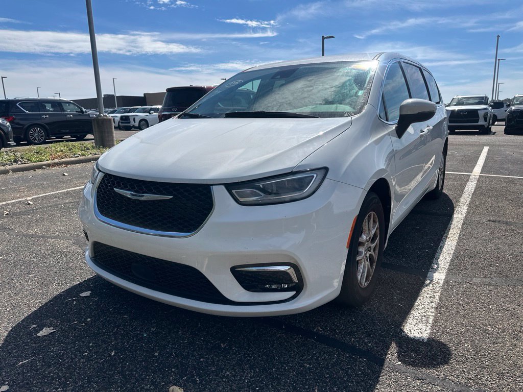 Used 2023 Chrysler Pacifica Touring-L FWD image 1