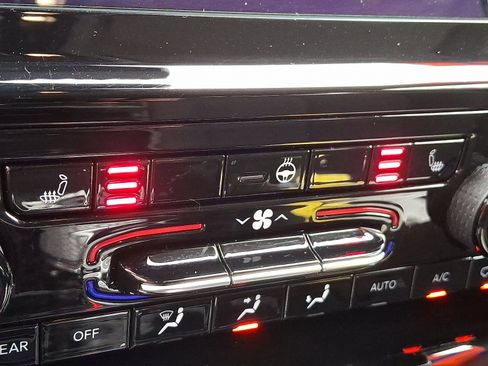 Certified 2023 Jeep Grand Cherokee Laredo w/ Luxury Tech Group I image 21