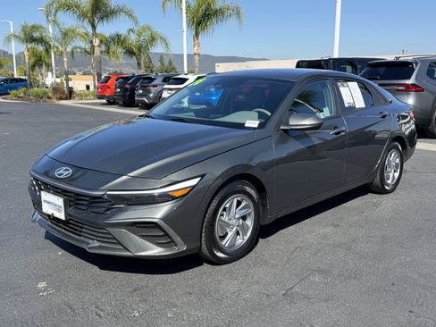 Used 2024 Hyundai Elantra SE FWD image 5