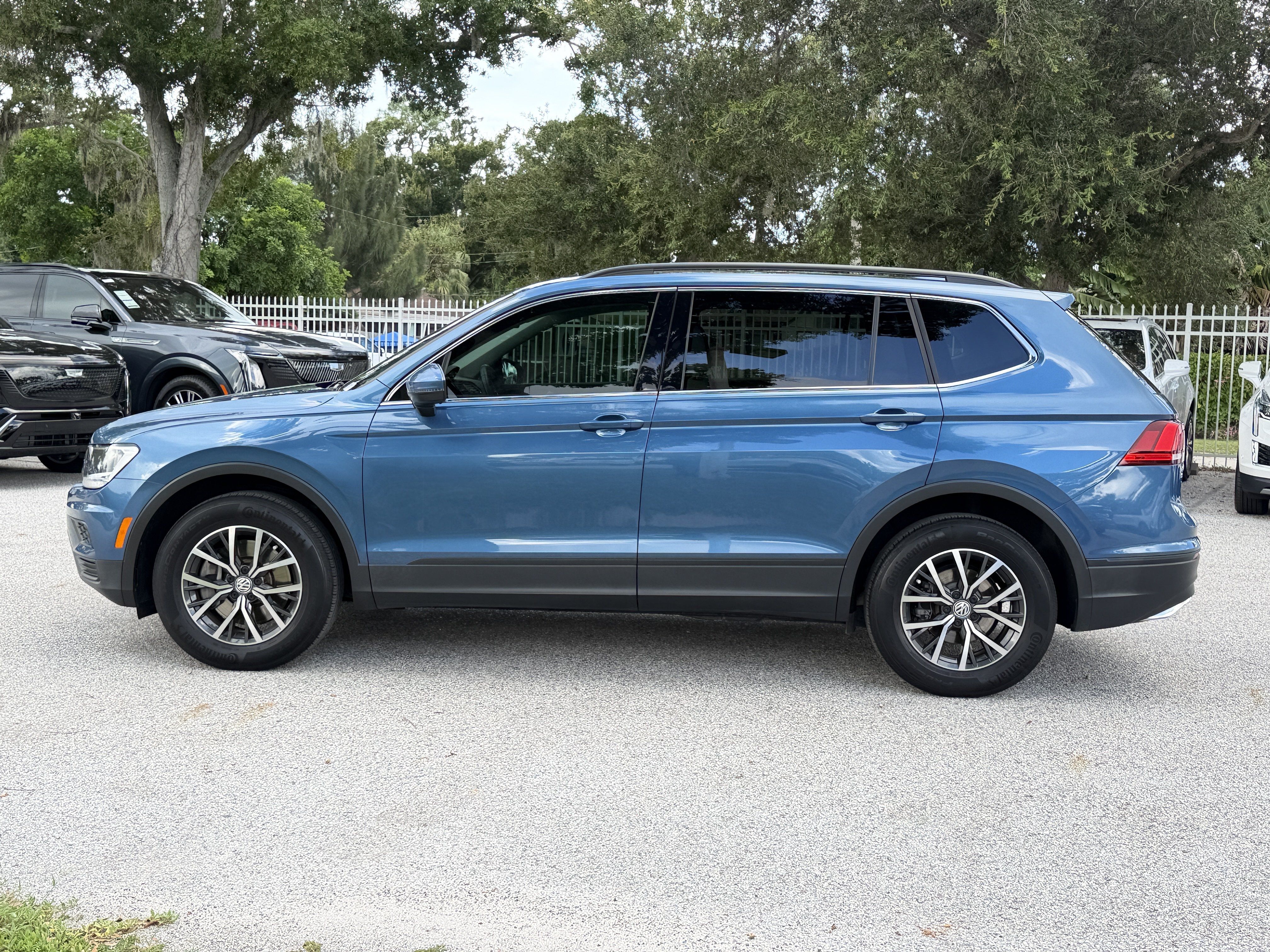 Used 2019 Volkswagen Tiguan SE w/ Panoramic Sunroof Package FWD image 4