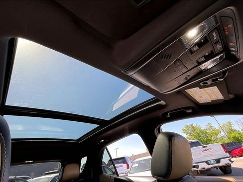 Used 2023 Chevrolet Equinox Premier image 32