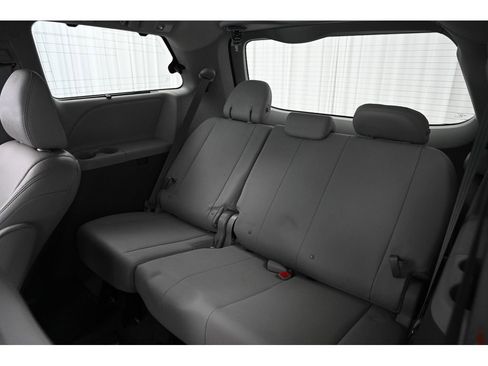 Used 2018 Toyota Sienna XLE image 22