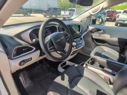 Certified 2024 Chrysler Pacifica Touring-L FWD image 10