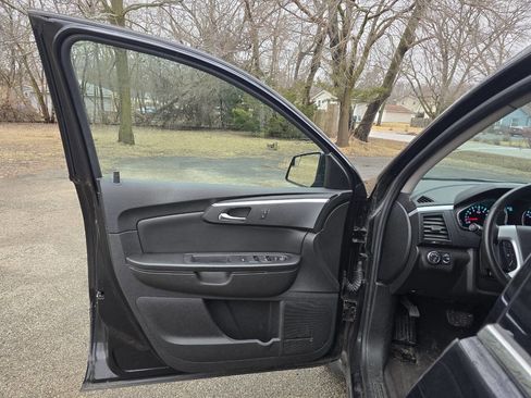 Used 2011 Chevrolet Traverse LT image 13