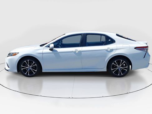 Used 2018 Toyota Camry SE w/ Convenience Package image 4