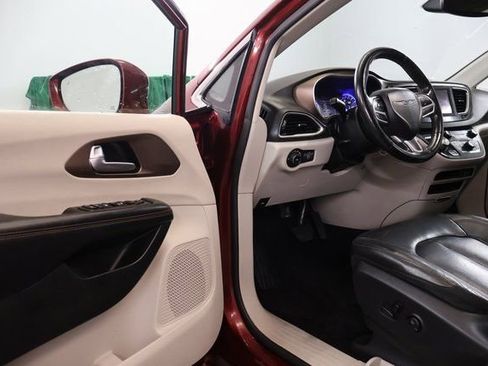 Used 2019 Chrysler Pacifica Touring-L image 8
