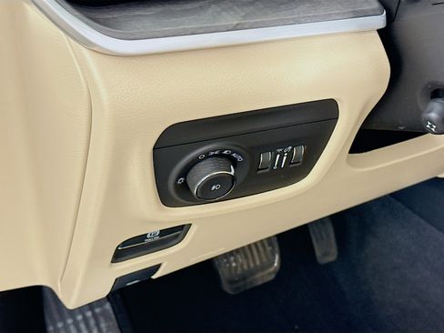 Used 2023 Jeep Grand Cherokee L Limited w/ Luxury Tech Group II image 10