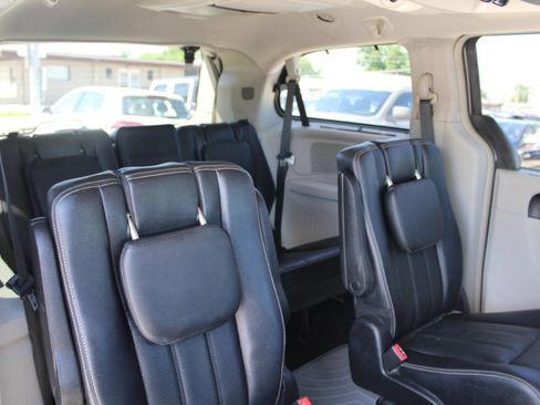 Used 2016 Chrysler Town & Country Touring-L FWD image 10