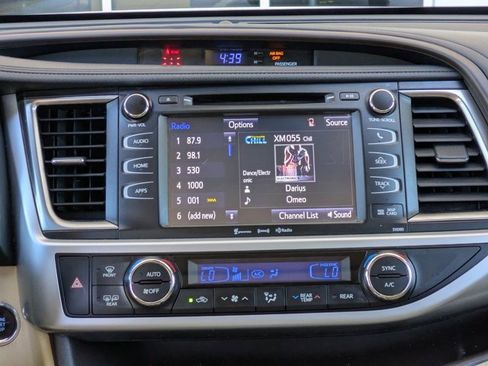 Used 2019 Toyota Highlander XLE image 16