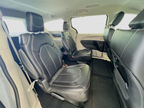 Used 2024 Chrysler Pacifica Touring-L image 27