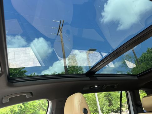 Used 2023 Volkswagen Tiguan SE w/ Panoramic Sunroof Package image 25