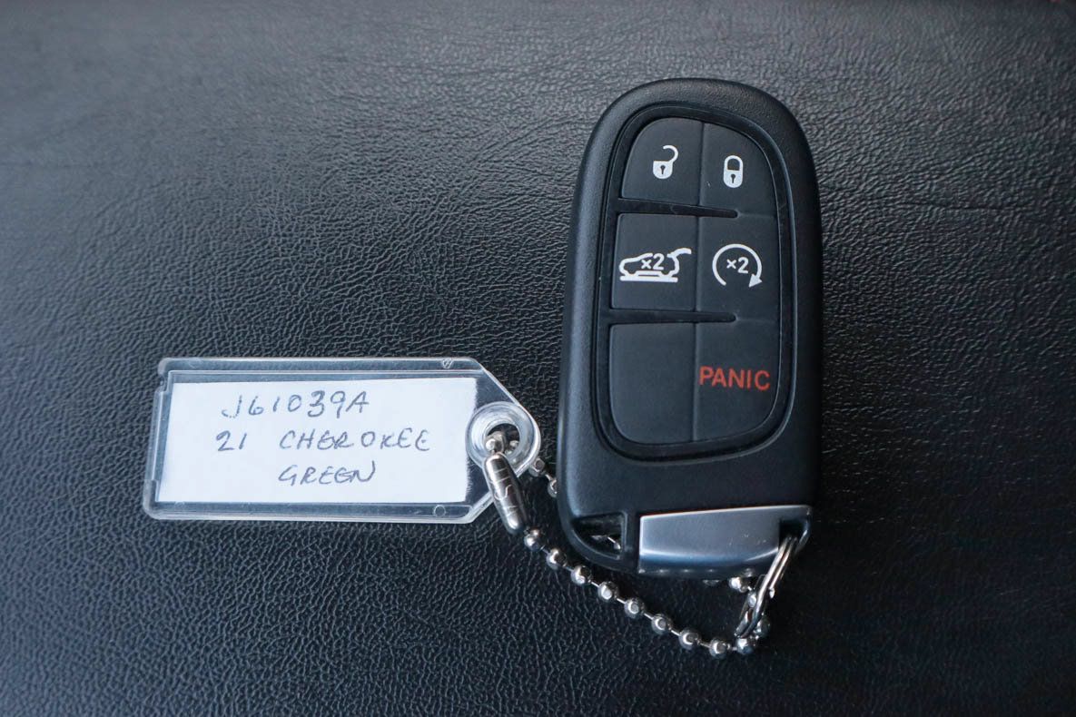 Used 2021 Jeep Cherokee Trailhawk w/ Comfort/Convenience Group AWD/4WD image 31