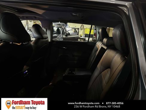Used 2023 Toyota Highlander XLE AWD/4WD image 12