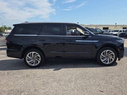 Used 2025 Lincoln Navigator Reserve AWD/4WD image 2