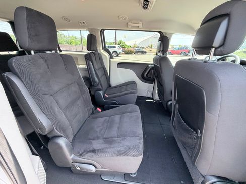 Used 2019 Dodge Grand Caravan SE w/ UConnect Hands-Free Group FWD image 22