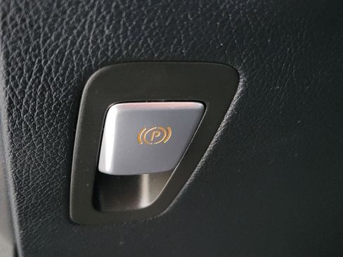 Used 2019 Mercedes-Benz GLC 300 w/ Premium Package image 11