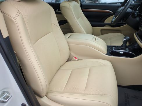 Used 2019 Toyota Highlander Limited Platinum FWD image 37