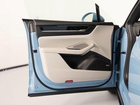 New 2025 Porsche Macan 4 Electric image 12