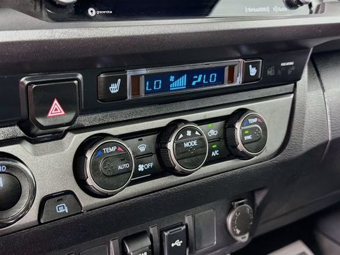 Used 2020 Toyota Tacoma TRD Sport AWD/4WD image 16